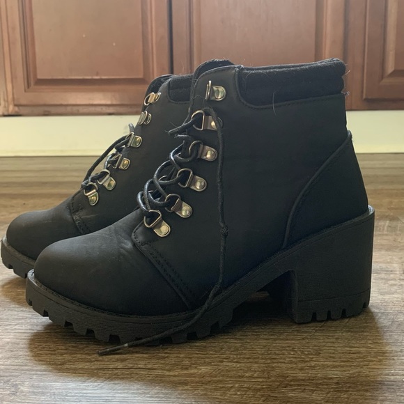 Size 7 black chunky boot. - Picture 1 of 5